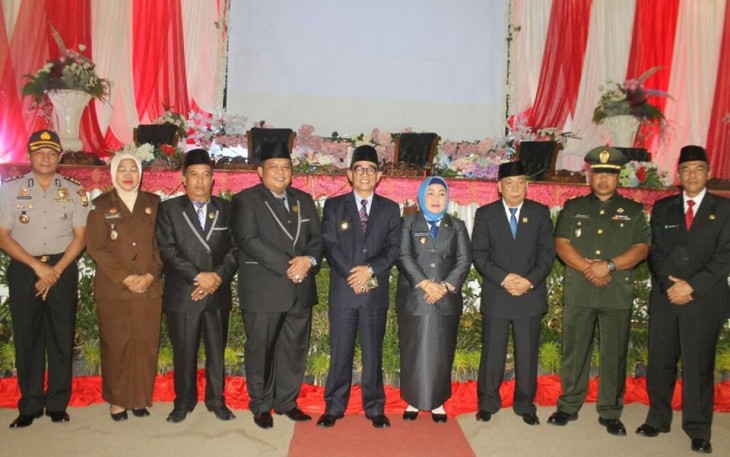 Foto bersama usai rapat paripurna istimewa