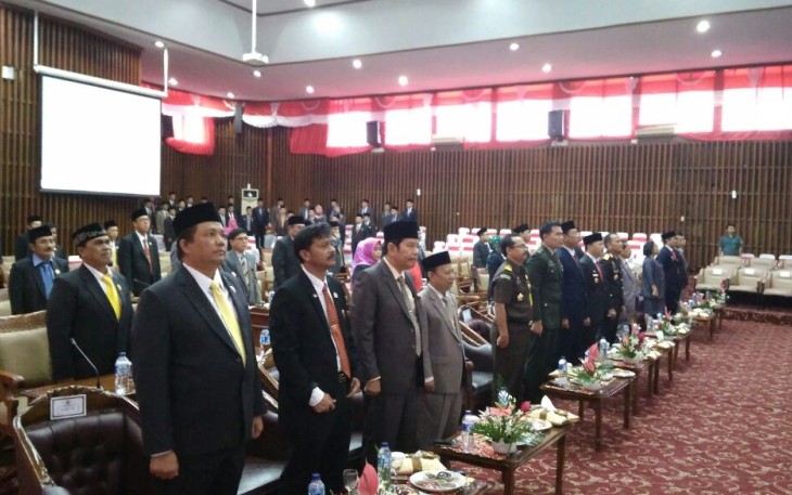 Peserta rapat paripurna istimewa menyanyikan lagu kebangsaan Indonesia Raya