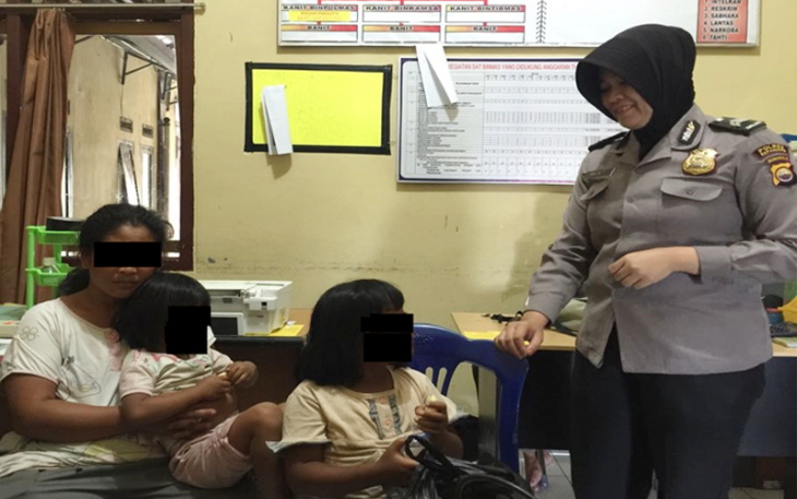 SR (26) dan kedua anaknya LDT (10) dan OS (4) saat dibawa ke Mapolres Kepahiang untuk dilakukan pembinaan. Fota (Tribratanewsbengkulu.com)