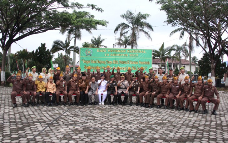 Foto bersama usai Upacara Hari Veteran Nasional 2017 di Lapangan Markas Korem 041 Gamas Bengkulu, Kamis (10/08).