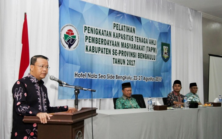 Plt. Gubernur Bengkulu Rohidin Mersyah saat membuka acara pelatihan kapasitas Tenaga Ahli Pemberdayaan (TAPM) Kabupaten se-Provinsi Bengkulu, di Hotel kawasan Pantai Panjang Bengkulu, Selasa (22/8).