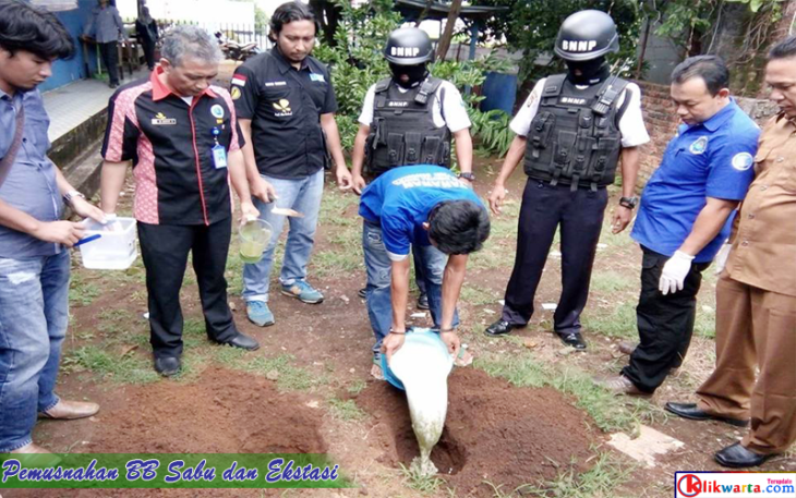 Tersangka secara langsung memusnahkan BB Sabu dan Ekstasi dengan dikawal ketat.