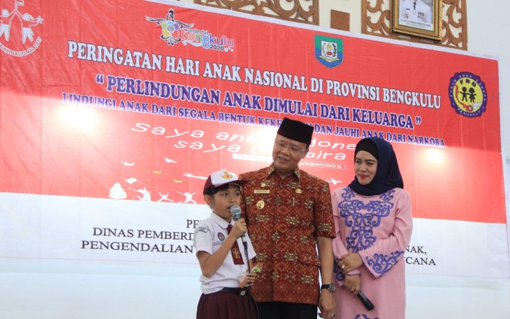 Plt. Gubernur Rohidin Mersyah saat menghadiri Acara Puncak Peringatan Hari Anak Nasional Provinsi Bengkulu, di gedung serbaguna Pemda Bengkulu
