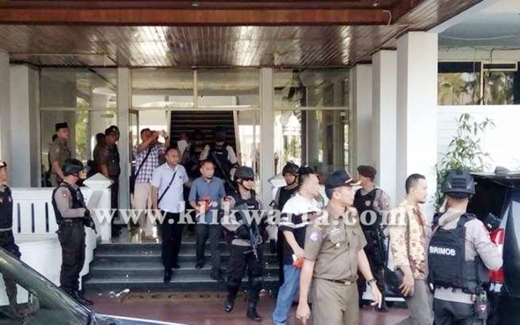 Usai rekonstruksi OTT KPK di Kantor Gubernur Bengkulu, Rabu (02/08/2017).