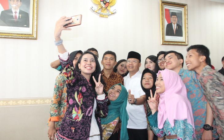 Plt Gubernur Bengkulu Rohidin Mersyah, usai memberikan pengarahan pada Audensi Pemilhan Duta Zetizen Tahun 2017, di Ruang Rapat Rafflesia, Rabu (23/08).  
