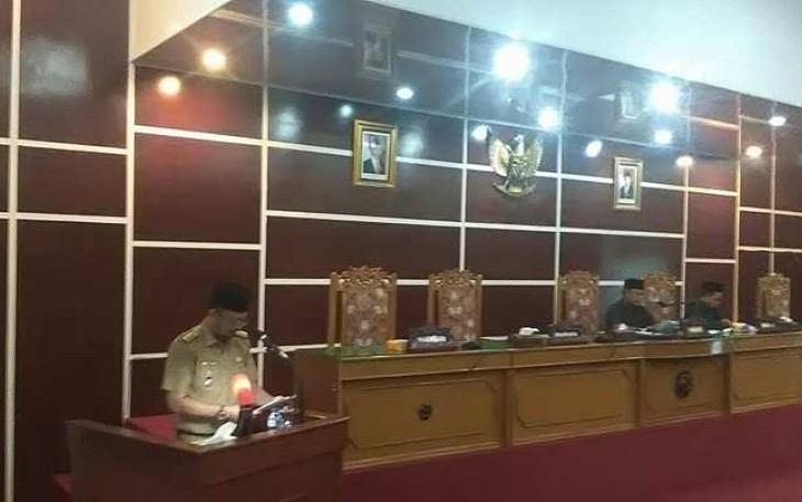 Sekda Marjon saat menyampaikan jawaban Walikota terhadap PP 18 dan RKPD tahun 2016.