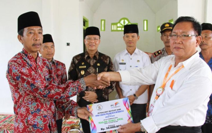 Penyerahan bantuan PT. Pelindo II Cabang Bengkulu senilai 50 Juta Rupiah kepada Masjid Nurul Amal Desa Telaga Dalam Kec. Pino Raya Bengkulu Selatan, Kamis (27/4).