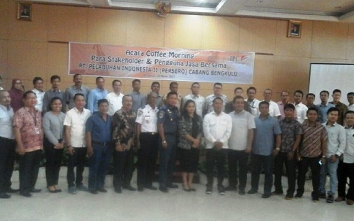 Foto bersama GM PT Pelindo II Drajat Sulistyo bersama tamu undangan
