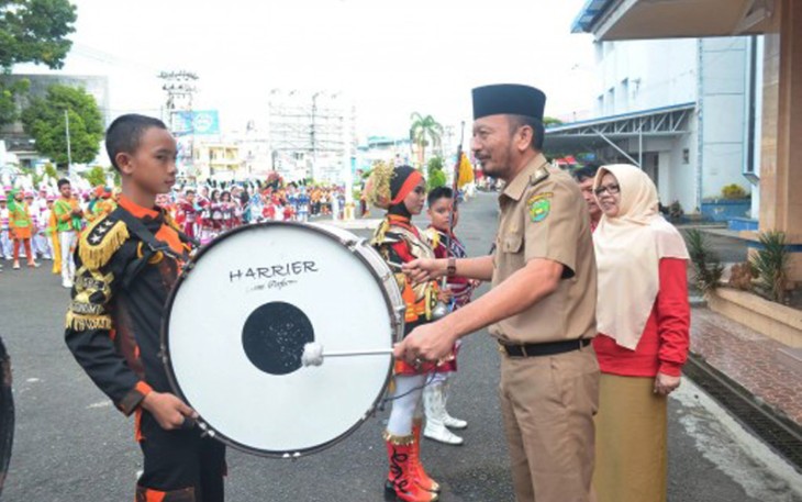 lomba drumband tingkat SD dan SMP se-Kota Bengkulu di Halaman eks Kantor Walikota, Simpang Lima, Senin (14/8/2017)