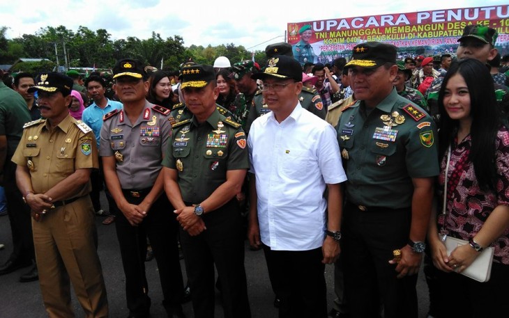 KASAD Jenderal Mulyono didampingi Plt Gubernur Bengkulu Rohidin Mersyah beserta jajaran dalam acara upacara penutupan TMMD 