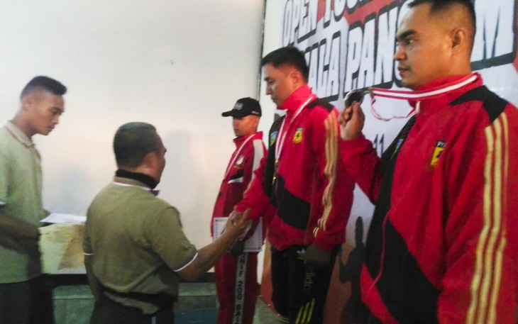 Karateka Bengkulu saat menerima medali