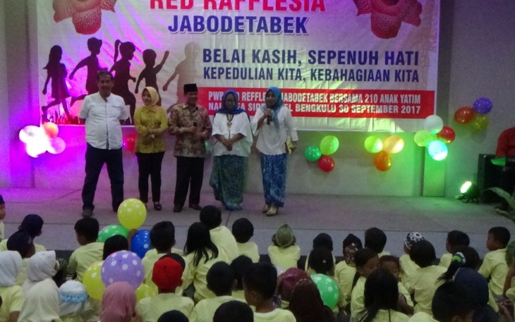 Aksi sosial, di kawasan Pantai Panjang Bengkulu,  Sabtu (30/9).
