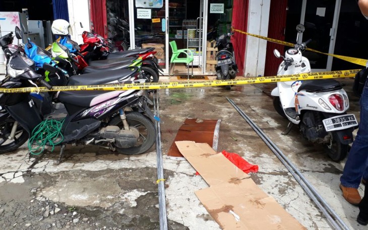 Tempat korban jatuh diberi garis polisi