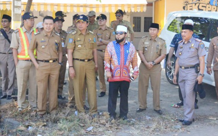 Kadis PUPR Kota Bengkulu Syafriandi Bersama Walikota Bengkulu saat memantau pembangunan jalan simpang 4 Lingkar Barat, Kelurahan Lingkar Barat, Gading Cempaka,  (7/8/2017)
