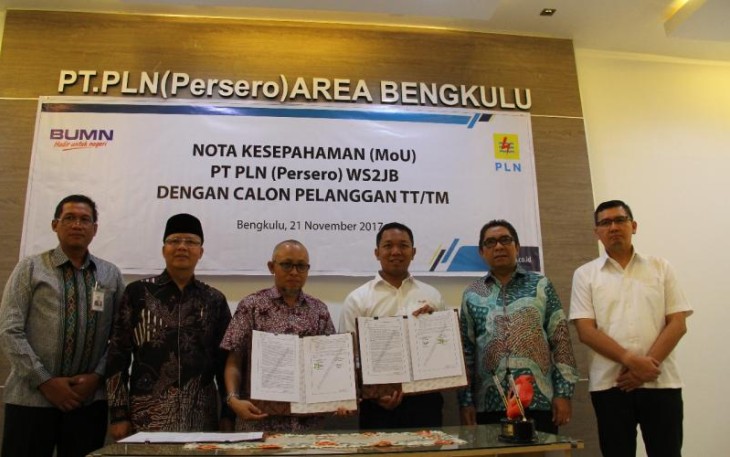 GM Pelindo II foto bersama Plt Gubernur  dengan Direktur Regional Sumatera PT.PLN Persero Wilayah Sumatera Selatan 