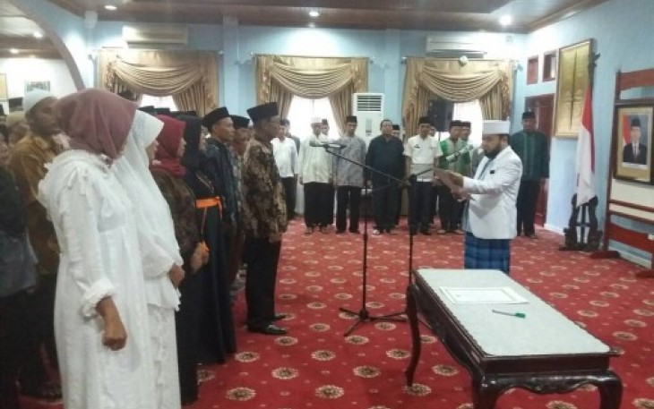 Walikota Bengkulu Helmi Hasan mengukuhkan pengurus forum RT dan RW Kota Bengkulu