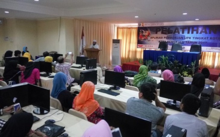 Walikota Helmi Hasan membuka kegiatan Pelatihan Aplikasi Unit Pengelolaan Keuangan (UPK) Kota Bengkulu 2017 