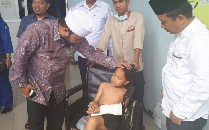 Walikota Bengkulu H. Helmi Hasan mengantarkan keberangkatan buah hati Helda dan Abadi ini dari RS. M. Yunus Bengkulu