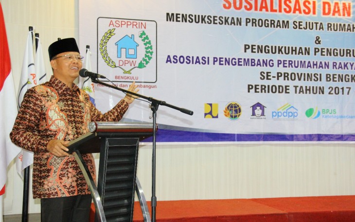 Plt Gubernur Bengkulu Rohidin Mersyah pada Pengukuhan Pengurus DPW (Dewan Perewakilan Wilayah)  ASPPRIN (Asosiasi Pengembang Perumahan Rakyat Indonesia) Se-Provinsi Bengkulu Periode 2017-2020, Sosialisasi dan Dialog Mensukseskan Program Sejuta Rumah di Provinsi Bengkulu, Madelin Hotel, Jum'at (27/10). 