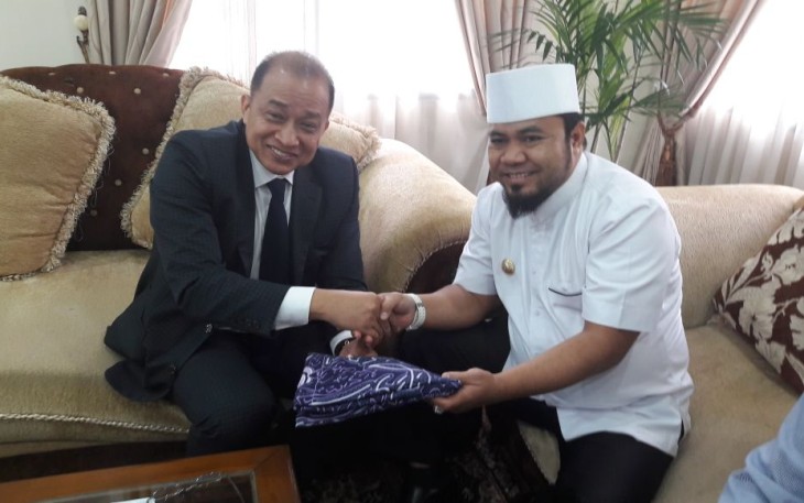 Jabat Tangan Wali Kota Bengkulu Helmi Hasan dan Dubes Kamboja Hor Nam Bora dalam rangka menyambut Karnaval Batik Internasinal