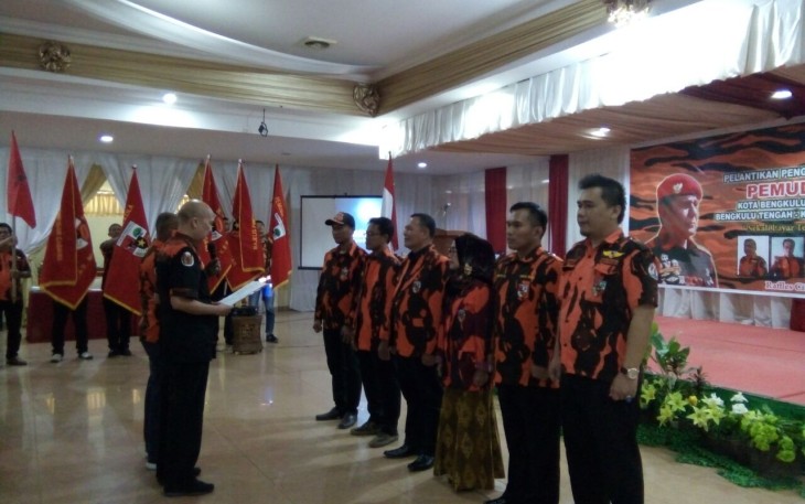 Erlan Oktriandi (kanan) saat dilantik secara resmi menjadi ketua Majelis Pimpinan Cabang (MPC) Pemuda Pancasila Kota Bengkulu