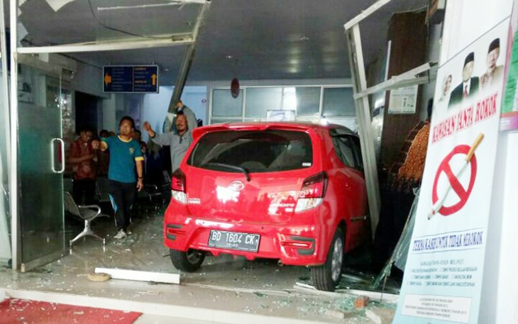 Saat kejadian mobil ringsek tabrak pintu ruang pendaftaran dan kasir RSUD Kota Bengkulu