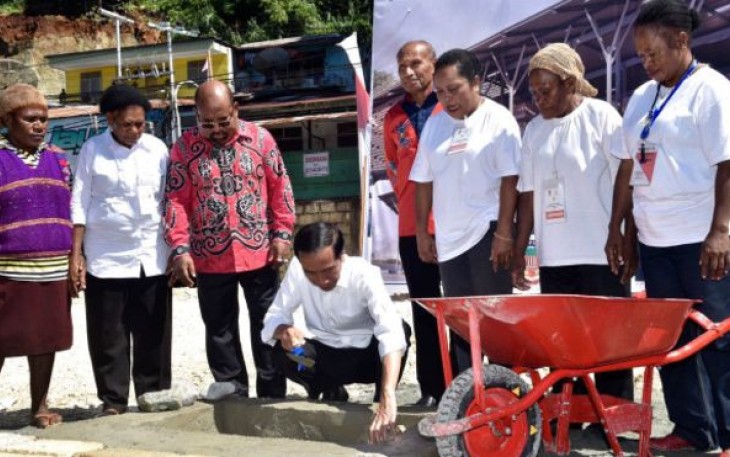 Presiden Joko Widodo saat membuka pembangunan Pasar Mama-mama Papua. Foto : (BBC.com)