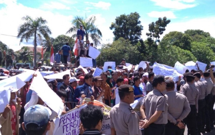 Nampak ratusan warga saat berunjuk rasa di depan Kantor Gubernur Bengkulu, Selasa (21/11/2017).