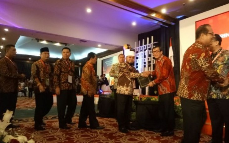 Walikota Bengkulu Helmi Hasan saat menerima penghargaan