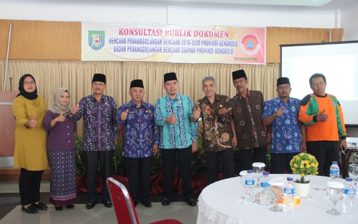 Foto bersama Sekda Provinsi Bengkulu Nopian Andusti dengan Kepala Pelaksana Badan Penanggulangan Bencana Daerah.