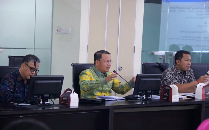 Plt Gub Bengkulu Rohidin Mersyah saat melaksanakan rapat 