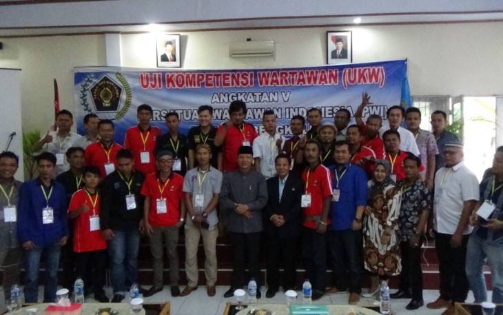 Foto bersama dengan para peserta UKW PWI angkatan ke-V.