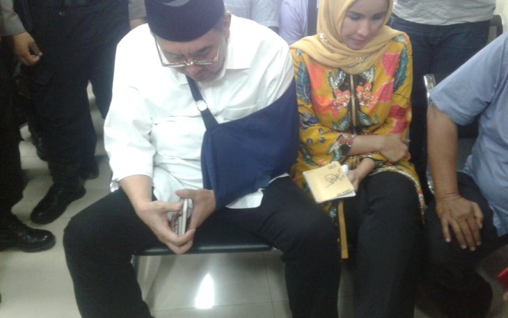 Ridwan Mukti bersama istri nampak menunduk saat menjalani sidang 