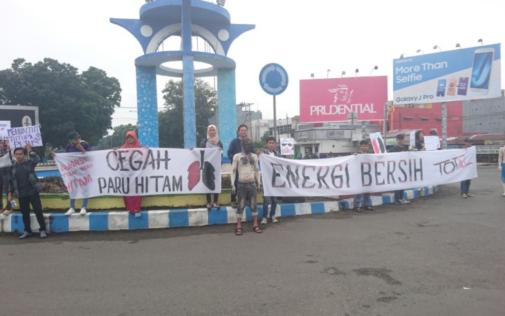 Pendemo saat menggelar aksi di Simpang Lima Ratu Samban Kota Bengkulu, Selasa (30/01/2018).