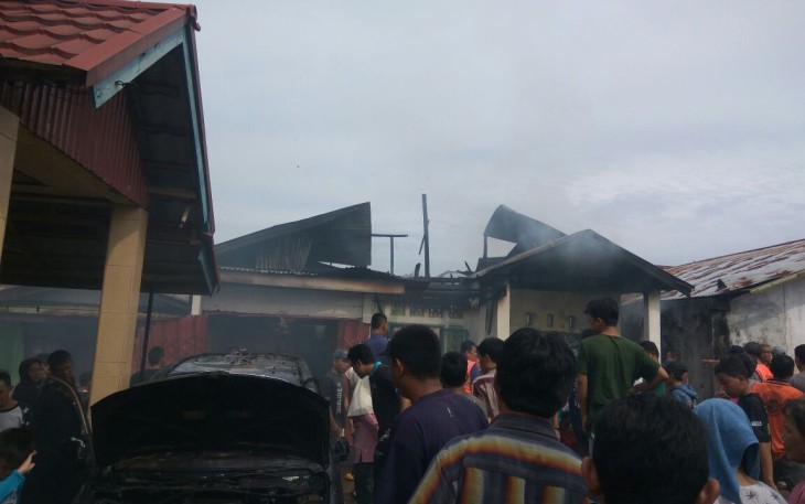 Saat si jago merah lalap rumah warga dan mobil Avanza