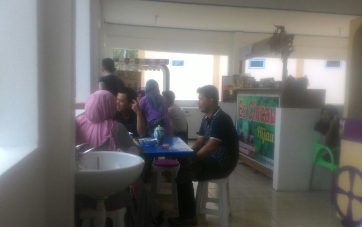 Pengunjung nampak menikmati jajanan kuliner