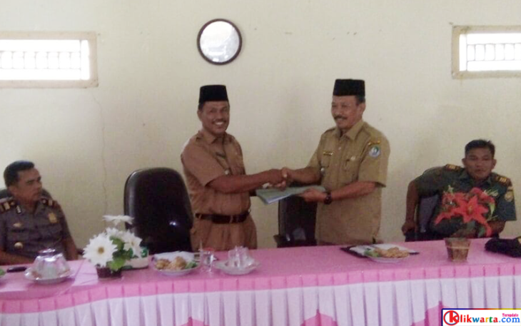 Serah terima jabatan Camat Kaur Tengah dari Ahmad Bastari S.Pd ke Mirhanudin S.Pd, di Aula Kantor Camat Kaur Tengah, Selasa (16/01/2018). 
