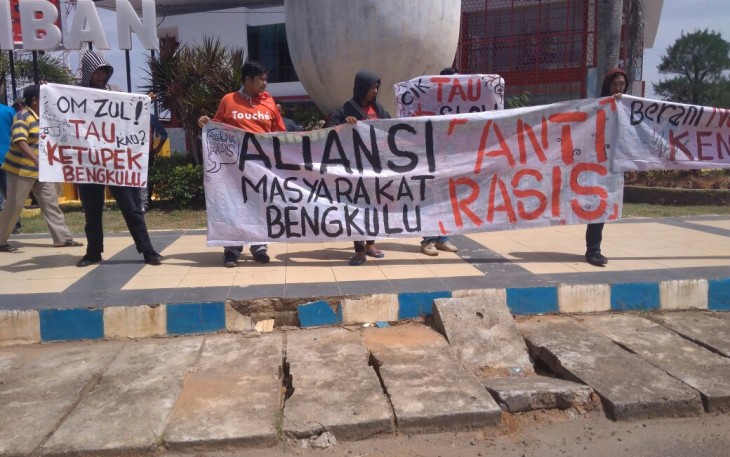 Aliansi Masyarakat Bengkulu Anti Rasis saat menggelar aksi damai di Simpang Ratu Samban Kota Bengkulu, Senin (15/01/2018)