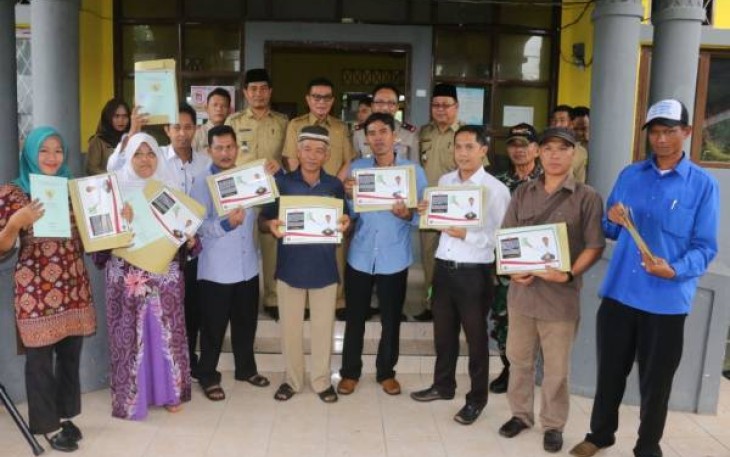Foto bersama usai penyerahan sertifikat ke warga secara simbolis