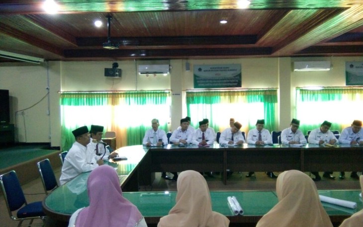 Kepala Kanwil Kemenag Provinsi Bengkulu Drs. H. Bustasar. MS, M.Pd saat memimpin rapat koordinasi persiapan program yang akan dilakukan di tahun 2018.