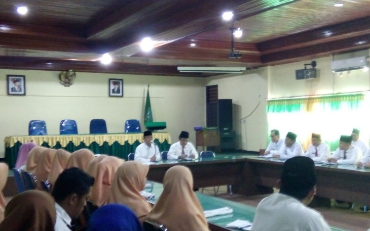 Kepala Kanwil Kemenag Provinsi Bengkulu Drs. H. Bustasar. MS, M.Pd saat memimpin rapat koordinasi persiapan program yang akan dilakukan di tahun 2018.
