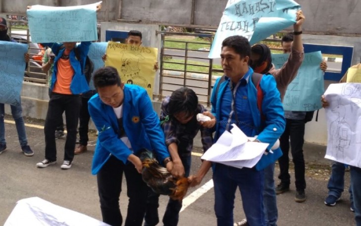 Mahasiswa Unihaz memotong ayam didepan rektorat Unihaz