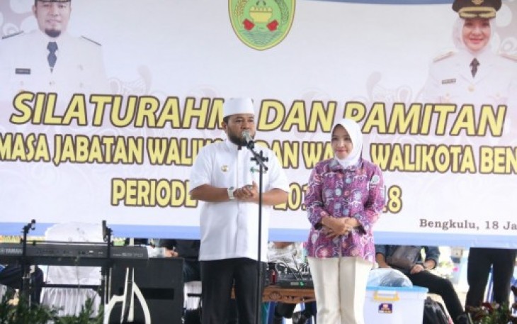 Walikota Helmi Hasan dan Wakil Walikota Patriana Sosialinda saat berpamitan di akhir masa jabatanya, Kamis (18/01/2018)