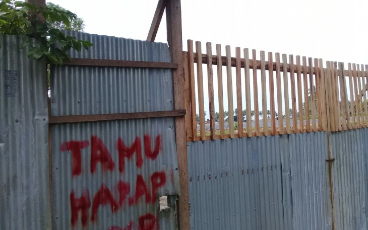 Segel di pintu gerbang salah satu tambak udang di Kaur diduga sengaja dilepas