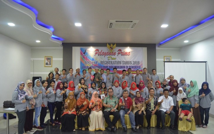 Foto bersama Pelayanan Prima dan Bimtek E-Registration.