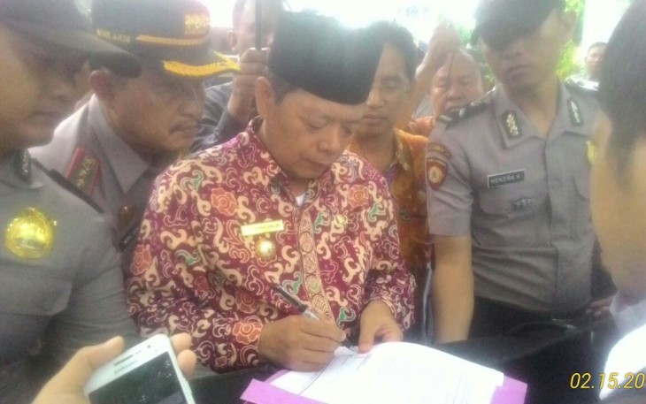 Kepala Disdikbud Provinsi Bengkulu Budiman Ismaun saat menandatangani tuntutan KAMMI