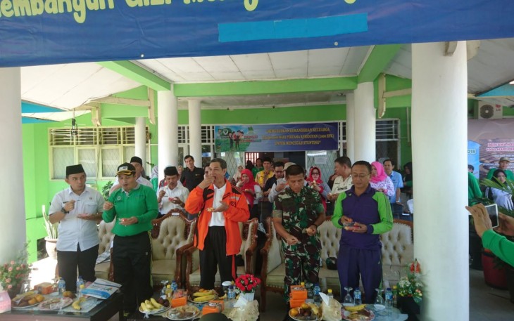 Makan buah bersama, Asisten III Gotri Suyanto, Herwan Antoni Kepala Dinas Kesehatan Provinsi, Ivan Kepala DKP Provinsi, Romlan Dinas Ketahanan pangan Provinsi dan pegawai dilingkungan Dinas Kesehatan Provinsi Bengkulu serta pelajar.