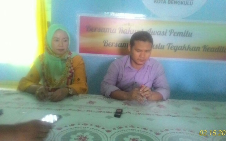 Ketua Panwaslih Rayendra Pirasad saat jumpa pers, Kamis (15/02/2018).