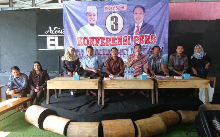 Jumpa pers Tim Hukum dan Advokasi Pasangan Calon (Paslon) Walikota Bengkulu Helmi-Dedy, Kamis (22/02/2018) di Eleven Cafe Kota Bengkulu.