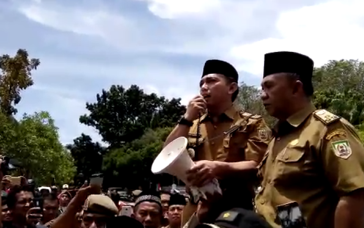 Plt Kepala DKP Provinsi Bengkulu, Ivan Syamsurizal bersama Sekda Provinsi Bengkulu, Nopian Andusti ditengah para pendemo 